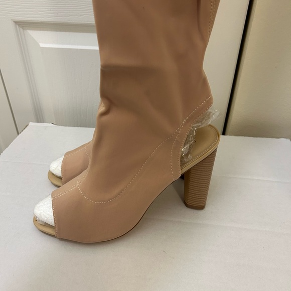 Torrid Elegant Nude Knee-High Women's Boots Peak Toe Size 11 women. NWT in Box. - Picture 5 of 12